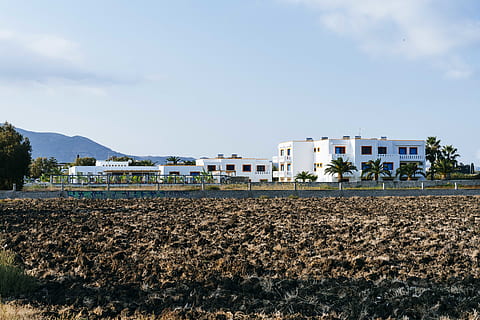 fulles marrons, sòl, naturalesa, edifici, a l'aire lliure, terra, habitatge, tren, vehicle, transport, condomini, casa, vila, kos, Grècia, hotel, fons de pantalla, planta, vegetació, refugi, exterior de l'edifici, estructura construïda, arquitectura, cel, dia, camp, cap gent, núvol - cel, agricultura, paisatge, medi ambient, llum solar, barri residencial, còpia espai, 8K, CC0, domini públic, lliure de regalies