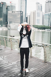 scarpa, sneaker, persone reali, una persona, architettura, stili di vita, struttura costruita, esterno dell'edificio, acqua, lunghezza intera, attività di svago, donne, in piedi, giorno, abbigliamento casual, città, adulto, ringhiera, retrovisore, concentrarsi sulle conoscenze acquisite, all'aperto, passerella, braccia alzate, edificio per uffici esterno, volto oscurato, 5K, CC0, dominio pubblico, privo di copyright
