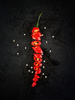 nakrájené červené chilli, jídlo a pití, studio shot, Červené, zeleniny, uvnitř, jídlo, nikdo, černé pozadí, chilli papričky, tvořivost, Zdravé stravování, zastoupení, zvíře, detail, svěžest, ovoce, pepř, stálý život, koření, červené chilli papričky, 5K, CC0, veřejná doména, bez autorských práv