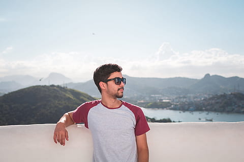 homem, branco, vermelho, t-shirt de gola redonda, raso, fotografia de foco, de praia, barba, Garoto, luz do dia, dia, panorama, lazer, montanha, montanhas, oceano, ao ar livre, pessoa, retrato, pose, relaxamento, vista lateral, estilo, verão, oculos escuros, luz solar, viagem, período de férias, agua, vestem, homens jovens, adulto jovem, atividade de lazer, uma pessoa, estilos de vida, roupa casual, pessoas reais, natureza, céu, vista frontal, focar em primeiro plano, de pé, beleza na natureza, óculos, moda, 5K, CC0, domínio público, royalty free
