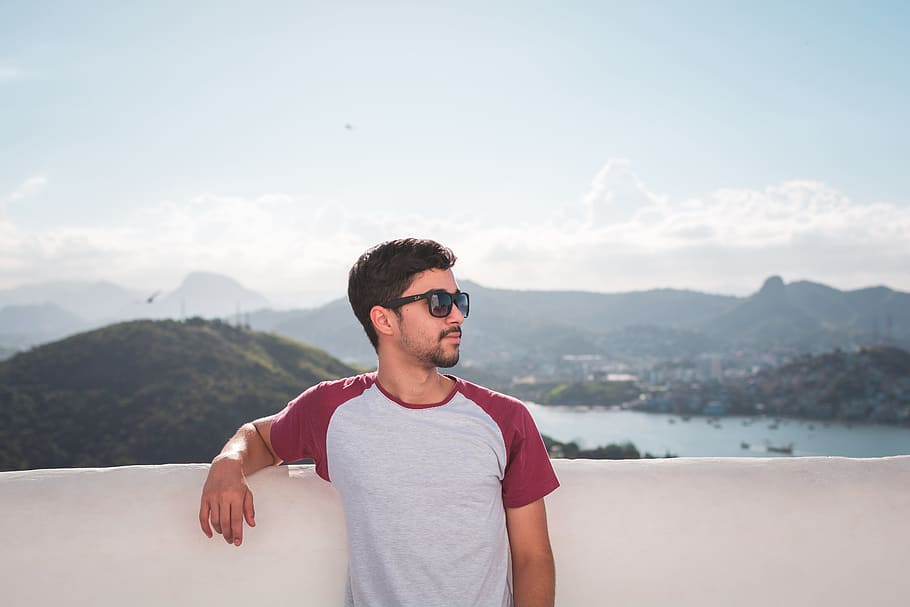 Mann, Weiß, rot, T-Shirt mit Rundhalsausschnitt, flach, fokus fotografie, Strand, Bart, Junge, Tageslicht, tagsüber, Landschaft, Freizeit, Berg, Berge, Ozean, draußen, Person, Porträt, Pose, Erholung, Entspannung, Seitenansicht, Stil, Sommer-, Sonnenbrille, Sonnenlicht, Reise, Urlaub, Wasser, tragen, junge Männer, junger Erwachsener, Freizeitbeschäftigung, eine Person, Lebensstile, Legere Kleidung, echte Menschen, Natur, Himmel, Vorderansicht, Tag, Fokus auf den Vordergrund, Stehen, Schönheit in der Natur, Brille, Mode, 5K