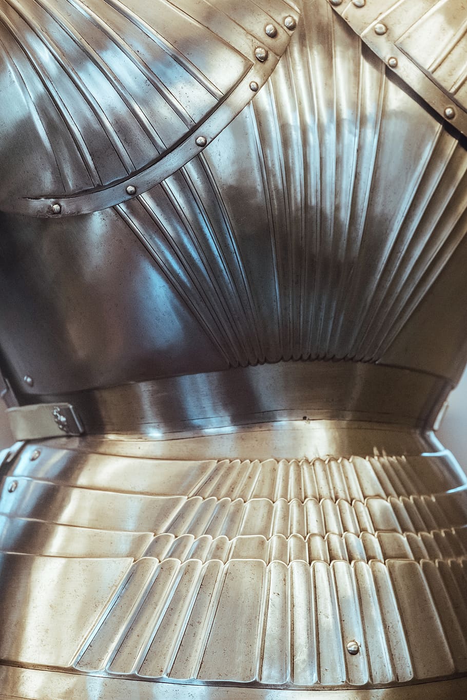 turbina grisa, suïssa, Ginebra, armadura, màquina, plata, alumini, protectora, protecció, museu, cavallers, cavaller, metall, combat, edat fosca, edat mitjana, medieval, soldat, guerra, detalls, detallat, a l'interior, arquitectura, patró, escala, passos i escales, estructura construïda, cap gent, barana, espiral, vista d’angle baix, escala de cargol, disseny, llum solar, marc complet, sostre, modern, equips d’il·luminació, dia, color plata, directament a sota, 5K