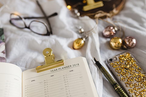 di partenza, lavoro, letto, taccuino, libri, calendario, studia, ordine del giorno, in casa, avvicinamento, preparazione, testo, scelta, nessuno, color oro, celebrazione, tavolo, cibo, ricchezza, cibo e bevande, carta, gioielli, assistenza sanitaria e medicina, messa a fuoco selettiva, girato in studio, Colore bianco, eleganza, lusso, 5K, CC0, dominio pubblico, privo di copyright