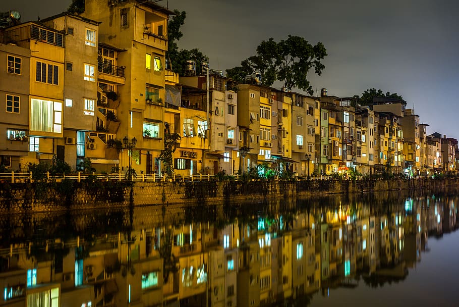 costruzione, luce, Casa, riflessione, cielo, fiume, acqua, chiaramente, notte, albero, esterno dell'edificio, architettura, struttura costruita, illuminato, lungomare, città, quartiere residenziale, natura, pianta, nessuno, all'aperto, lago, 5K
