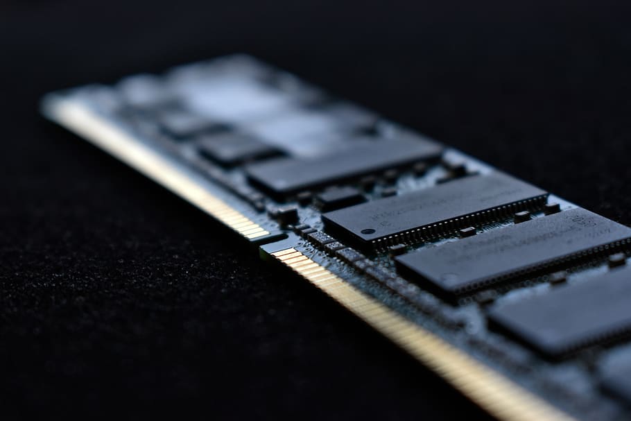 ram bastone nero, hardware, elettronica, computer hardware, grigio, avvicinamento, messa a fuoco selettiva, in casa, comunicazione, tecnologia, nessuno, girato in studio, connessione, attrezzatura informatica, computer, tecnologia wireless, tavolo, attrezzatura, industria elettronica, natura morta, sfondo nero, singolo oggetto, metallo, parte del computer, Internet, 5K