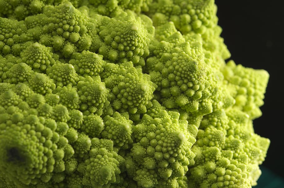cibo, verdura, mangiare sano, cibo e bevande, colore verde, freschezza, avvicinamento, benessere, broccoli, verde, modello, cavolfiore, cibo crudo, girato in studio, nessuno, in casa, matematica, spirale, forma geometrica, cavolo, 4K