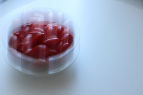 tomater, sløring, eksperimentel, mad og drikke, mad, indendørs, tæt på, ingen mennesker, velvære, sund kost, studio skud, sundhedspleje og medicin, frugt, farvet baggrund, stilleben, friskhed, pille, rød, sødt mad, kopiere plads, blå, beholder, sød, blå baggrund, fristelse, snack, 4K, CC0, offentligt domæne, royaltyfrie