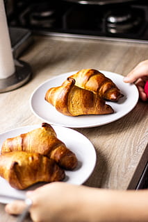 patru pâine croissant, alimente, croissant, persoană, uman, pâine, mic dejun, masă, masa, mobila, cornuri, utrenie, patiserie, BOULANGERIE, petit dejeuner, chiflă, Paste, ravioli, culinar, brutărie, magazin, mancare si bautura, prospeţime, farfurie, copt, în interior, gata să mănânce, selectiv, umană, mână, mâncare dulce, partea corpului uman, dimensiune de servire, indulgenţă, mancare frantuzeasca, natură moartă, tavă, ispită, gustare, 5K, CC0, domeniu public, fără drepturi de autor