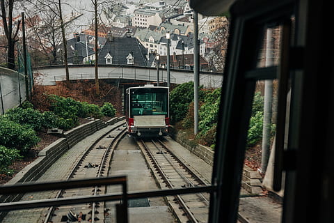 trem branco, veículo, transporte, trem, trilho, estrada de ferro, trilho do trem, bonde, bondinho, eléctrico, carrinho, bonde, cinzento, corrimão, monotrilho, terminal, estação de trem, urbano, metrópole, Cidade, Transporte ferroviário, modo de transporte, ferrovia, rastrear, transporte público, trem - veículo, arquitetura, estrutura construída, veículo terrestre, árvore, exterior do edifício, vidro - material, plantar, viagem, dia, ninguém, janela, ao ar livre, chegada, vagão de trem, 5K, CC0, domínio público, royalty free