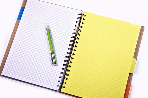 verde, fare clic su penna, bianca, taccuino grafico, legante, vuoto, diario, documento, formazione scolastica, lezione, taccuino, pagina, penna, pianificazione, promemoria, scuola, foglio, spirale, Scrivi, scrittura, giallo, quaderno a spirale, bloc notes, sfondo bianco, copia spazio, girato in studio, in casa, forniture per ufficio, libro, ufficio, carta, nessuno, classificatore ad anelli, matita, pubblicazione, materiale scolastico, studiando, 5K, CC0, dominio pubblico, privo di copyright