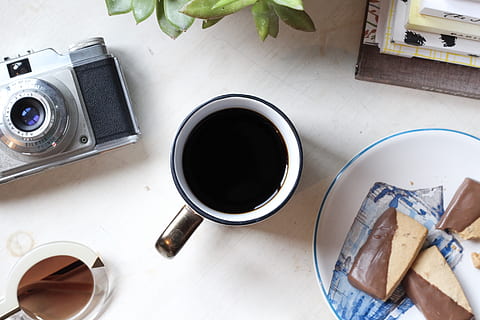electrònica, càmera, tassa, tassa de cafè, ceràmica, menjar, begudes, beure, latte, plat, alcohol, stout, cervesa, esmorzar, planta, vi, ampolla, pa, postres, art, menjar i beguda, taula, cafè, cafè - beguda, vista d’angle alt, a l'interior, natura morta, directament a sobre, refresc, cap gent, cafè negre, frescor, primer pla, material de fusta, vaixella, berenar, té negre, 5K, CC0, domini públic, lliure de regalies