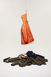 orangefarbenes Textil, Rettung, Jacke, hängend, Studioaufnahme, drinnen, weißer Hintergrund, Kleidung, in voller Länge, Legere Kleidung, Schuh, Menschen, ausgeschnitten, Männer, Stillleben, kopieren sie platz, Darstellung, soziale Themen, Schutz, in der Luft, Soldat, gebunden, 5K, CC0, gemeinfrei, lizenzfrei