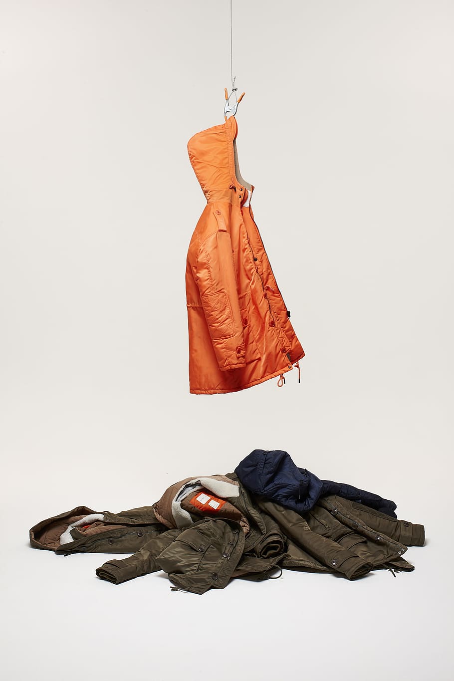 orangefarbenes Textil, Rettung, Jacke, hängend, Studioaufnahme, drinnen, weißer Hintergrund, Kleidung, in voller Länge, Legere Kleidung, Schuh, Menschen, ausgeschnitten, Männer, Stillleben, kopieren sie platz, Darstellung, soziale Themen, Schutz, in der Luft, Soldat, gebunden, 5K