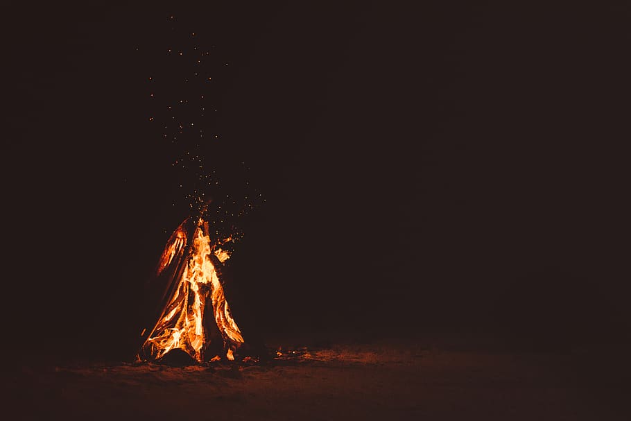 foc, flama, cremar, foguera, fosc, nit, platja, sorra, cremant, foc - fenomen natural, còpia espai, calor - temperatura, naturalesa, brillant, terra, moviment, il·luminat, campament, fusta, registre, material de fusta, a l'aire lliure, fons negre, 5K