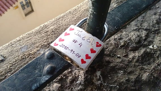 serratura, amore, Data, comunicazione, testo, a forma di cuore, sceneggiatura occidentale, emozione positiva, emozione, avvicinamento, nessuno, lucchetto, sicurezza, sospeso, protezione, metallo, acqua, giorno, all'aperto, 2K, CC0, dominio pubblico, privo di copyright