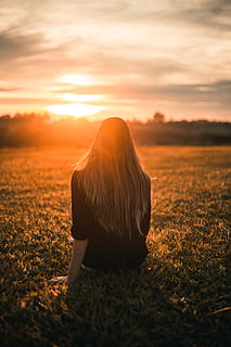 kvinne, svart, skjorte, sitter, gress, solnedgang, bakfra, skyer, soloppgang, kveld, felt, pike, gylden time, landskap, langt hår, person, himmel, sol, én person, ekte folk, livsstil, skjønnhet i naturen, natur, fritidsaktivitet, voksen, hår, land, kvinner, utsikt bakover, blondt hår, frisyre, sky - himmel, utendørs, 5K, CC0, offentlig domene, opphavsrett gratis