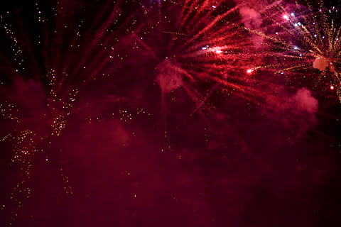 Feuerwerk, Natur, draußen, Nacht-, Licht, Fackel, Beleuchtung, Astronomie, Platz, Weltraum, Universum, Muster, Ornament, fraktal, Nachtleben, Laser-, Komet, Festival, Menge, Feuer, Stern - Raum, Himmel, Galaxis, keine Leute, beleuchtet, rot, Hintergründe, Feier, Licht - natürliches Phänomen, glühend, explodiert, Kunst, Kultur und Unterhaltung, Bewegung, Flachwinkelansicht, hell, 5K, CC0, gemeinfrei, lizenzfrei
