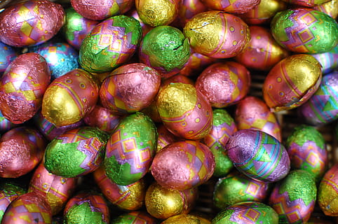 Pasen, Paas eieren, eieren, chocolade, chocolade eieren, voedsel, eten en drinken, gezond eten, volledig kader, versheid, welzijn, overvloed, grote groep objecten, achtergronden, ei, detailopname, geen mensen, paasei, multi gekleurd, fruit, stilleven, viering, binnenshuis, rijp, 4K, CC0, publiek domein, royaltyvrij