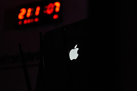 omena logo, kello, digitaalinen kello, eläin, lintu, elektroniikka, puhelin, kännykkä, ipod, symboli, iphone, Cowbell, tulostaulu, led, herätyskello, logo, tavaramerkki, seinäkello, sekuntikello, villieläimet, yö-, valaistu, lähikuva, ei ihmisiä, viestintä, siluetti, taiteen kulttuuri ja viihde, tumma, sisällä, merkki, tekniikka, valaistuslaitteet, edustus, punainen, aika, musiikki, musta väri, ihmisen edustus, digitaalinen näyttö, yöelämä, 4K, CC0, public domain, rojaltivapaa