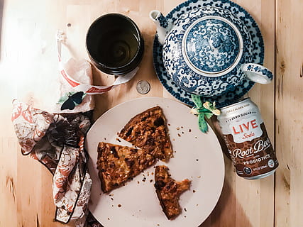 flatlay, boba, comédia, pizza, cerveja de raiz, refrigerante vivo, probióticos, chá, Comida, fotografia de alimentos, trimestre, moeda, bule, comida e bebida, placa, mesa, dentro de casa, frescura, visão de alto ângulo, bebida, diretamente acima, pronto para comer, refresco, ainda vida, carne, refeição, copo, café, comer utensílio, café - bebida, utensílio de cozinha, equipamento doméstico, ninguém, vidro, café da manhã, louças, 4K, CC0, domínio público, royalty free
