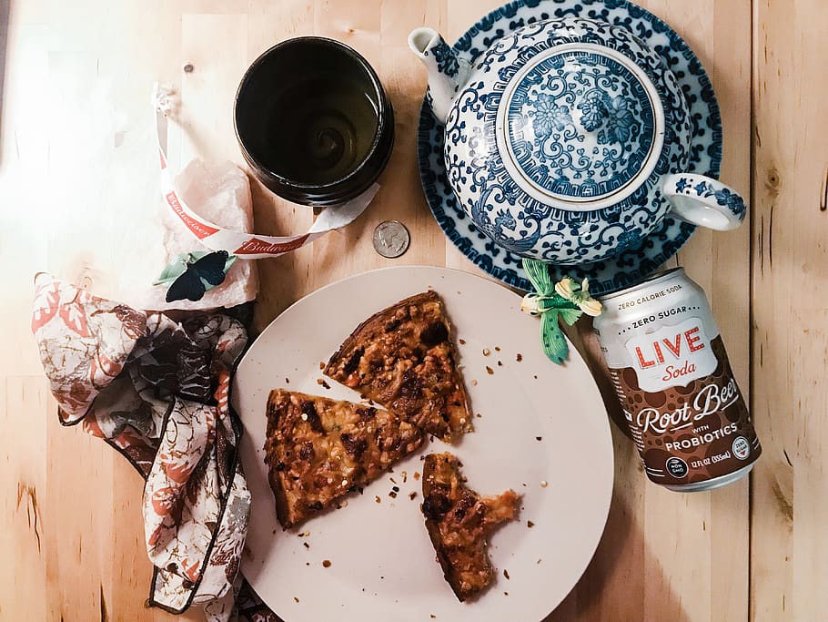 flatlay, fjollet, komedie, pizza, root øl, levende sodavand, probiotika, te, mad, madfotografering, kvarter, mønt, tepotte, mad og drikke, plade, bord, indendørs, friskhed, høj vinkel visning, drikke, direkte over, klar til at spise, forfriskning, stilleben, kød, måltid, kop, kaffe, spise redskaber, kaffe - drikke, køkkenredskaber, husholdningsudstyr, ingen mennesker, glas, morgenmad, porcelæn, 4K