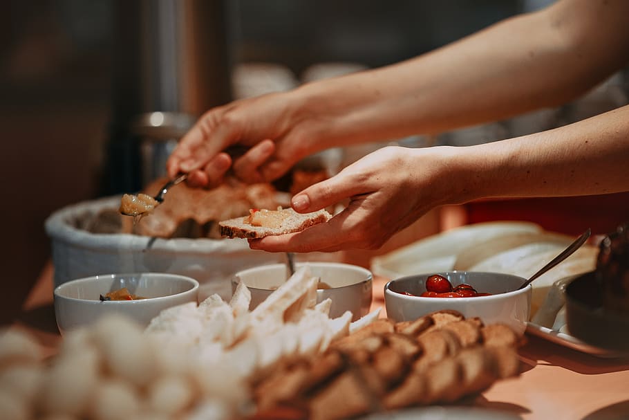 person, der forbereder sandwich, person, human, finger, mad, måltid, søde sager, konfekture, kulinarisk, brød, spise, dip, burger, krydderi, sesam, cafeteria, restaurant, buffet, snack, kaptajn, militær, mad og drikke, menneskelig hånd, hånd, friskhed, menneskelig kropsdel, skål, indendørs, selektiv fokusering, mennesker, forberedelse, bord, køkkenredskaber, kød, sund kost, to personer, Kvinder, bedrift, voksen, kinesisk mad, 4K