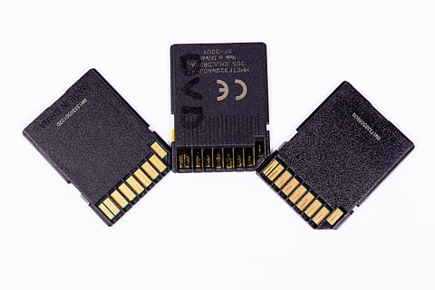 Mémoire, carte mémoire, électronique, sauvegarde, coupé, prise de vue en studio, fond blanc, à l'intérieur, couleur noire, affaires, personnes, Vêtements, gris, industrie, forme, espace de copie, fermer, La technologie, la communication, textile, équipement, deux objets, cuir, 4K, CC0, domaine public, libre de droits
