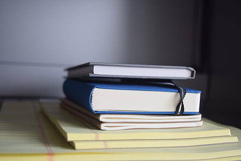 livres de pile, photographie de papiers, livres, fermer, composition, Les données, document, connaissance, bloc-notes, Bureau, papier bloc-notes, recherche, empilés, l'écriture, livre, publication, à l'intérieur, empiler, éducation, table, apprentissage, personne, sagesse, nature morte, Littérature, meubles, école, cahier de texte, groupe d'objets, espace de copie, formalités administratives, 5K, CC0, domaine public, libre de droits