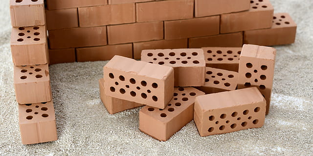 Seite? ˅, bauen, Konstruktion, Bauarbeiten, Backstein, klingen, Sand, die Architektur, Hausbau, Header, Banner, Kopfbild, Box, Stapel, Gruppe von Objekten, Container, Karton, Pappschachtel, drinnen, Kasten - Behälter, keine Leute, große gruppe von gegenständen, beschmutzt, Loch, Wohneigentum, High Angle View, in einer Reihe, Industrie, Umzug, Anordnung, gestalten, 5K, CC0, gemeinfrei, lizenzfrei