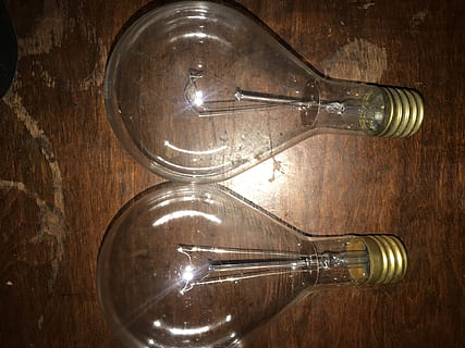 lys, lys pære, lampe, belysning, mandolin, musikinstrument, hånd, forlygte, sollys, lysarmatur, lut, timeglas, kunst, moderne kunst, led, glas, træ, neon, laser, trompet, træ - materiale, indendørs, bord, ingen mennesker, glas - materiale, gennemsigtig, stilleben, beholder, drikkeglas, husholdningsudstyr, filament, belysningsudstyr, flaske, tæt på, gammel, direkte over, 4K, CC0, offentligt domæne, royaltyfrie