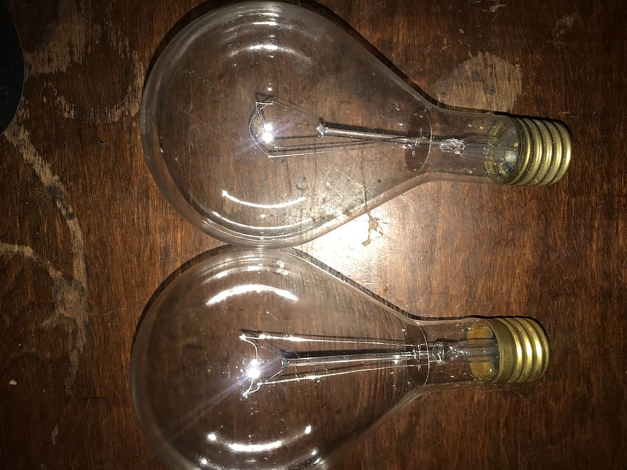 lys, lys pære, lampe, belysning, mandolin, musikinstrument, hånd, forlygte, sollys, lysarmatur, lut, timeglas, kunst, moderne kunst, led, glas, træ, neon, laser, trompet, træ - materiale, indendørs, bord, ingen mennesker, glas - materiale, gennemsigtig, stilleben, beholder, drikkeglas, husholdningsudstyr, filament, belysningsudstyr, flaske, tæt på, gammel, direkte over, 4K