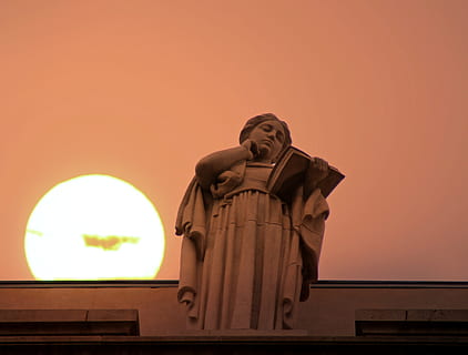estàtua, llegir, sol, vermell, saviesa, edifici, arquitectura, vell, cel, posta de sol, vista d’angle baix, representació humana, religió, art i artesania, naturalesa, espiritualitat, còpia espai, representació, semblança masculina, creença, escultura, creativitat, el passat, història, a l'aire lliure, braços aixecats, 4K, CC0, domini públic, lliure de regalies
