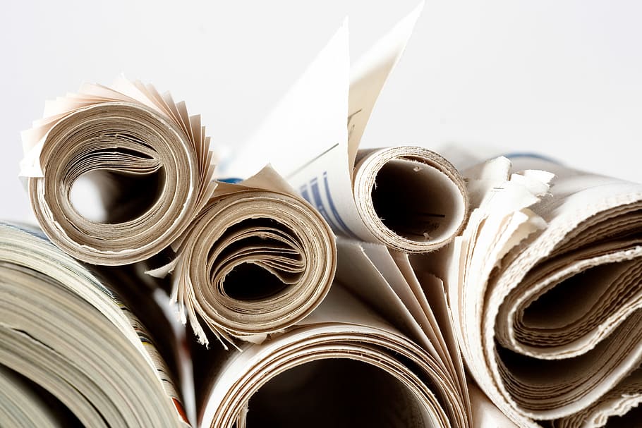 periòdic, diaris, pila, premeu, mitjans de comunicació, fons, paper, blanc, Munt, diàriament, aïllat, negre, Notícies, plegat, reciclatge, tabloide, primer pla, imprimir, text, informació, pàgina, document, dades, publicació, enrotllat, cap gent, cercle, metall, marc complet, gran grup d'objectes, forma geomètrica, forma, indústria, a l'interior, tir de l'estudi, tèxtil, creativitat, natura morta, tallar, acer, aliatge, 2K
