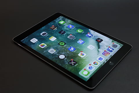 menyalakan iPad, merapatkan, kontemporer, alat, elektronik, dalam ruangan, ipad, modern, multimedia, portabel, layar, tablet, teknologi, nirkabel, latar belakang hitam, tembakan studio, teknologi nirkabel, komunikasi, kontrol, koneksi, tidak ada orang, perangkat informasi portabel, objek tunggal, ponsel pintar, remote control, multi-warna, tablet digital, tekan tombol, komputer, warna hitam, terpencil, papan tombol, 5K, CC0, domain publik, bebas royalti
