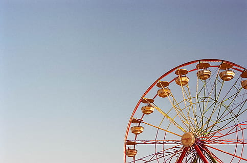 rot, Gelb, ferris, Rad Foto, Freizeitpark Achterbahn, Vergnügungspark, Riesenrad, Himmel, Karneval, Kunst, Kultur und Unterhaltung, Spaß, reisender Karneval, klarer Himmel, Freizeitbeschäftigung, kopieren sie platz, Natur, Flachwinkelansicht, gestalten, groß, keine Leute, draußen, Geometrische Figur, Kreis, Tag, Karneval - Festveranstaltung, Rad, gesprochen, Rummelplatz, 5K, CC0, gemeinfrei, lizenzfrei