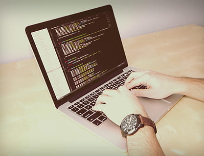 la personne, mains, portable, codeur, codage, contemporain, à l'intérieur, l'Internet, loisir, Bureau, programmeur, la programmation, écran, La technologie, dactylographie, sans fil, travail, main humaine, main, partie du corps humain, une personne, Vrais gens, ordinateur, Technologie sans fil, la communication, lien, utilisant un ordinateur portable, perspective personnelle, partie du corps, adulte, femmes, modes de vie, table, surfer sur le net, doigt, clavier, 4K, CC0, domaine public, libre de droits