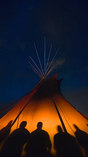 teepee grigio, cielo, gruppo di persone, notte, persone reali, Inquadratura dal basso, natura, stella - spazio, silhouette, uomini, architettura, colore arancione, illuminato, attività di svago, all'aperto, persone, spazio, blu, struttura costruita, retrovisore, stella, 4K, CC0, dominio pubblico, privo di copyright