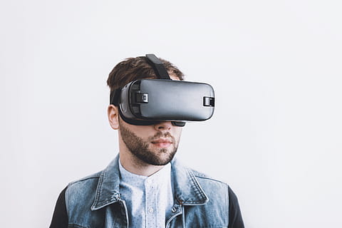homme, portant, virtuel, lunettes de réalité, des lunettes de protection., simulateur de réalité virtuelle, La technologie, futuriste, Technologie sans fil, prise de vue en studio, cyberespace, à l'intérieur, une personne, ordinateur portable, lien, fond blanc, lunettes 3D, photo du visage, Vêtements décontractés, innovation, portrait, Hommes, dispositif mains libres, adulte, en train de regarder, 5K, CC0, domaine public, libre de droits