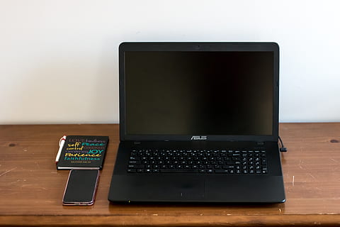 ufficio, scrivania, pc, androide, computer, tecnologia, tavolo, tecnologia wireless, comunicazione, connessione, in casa, nessuno, il computer portatile, attrezzatura informatica, tastiera del computer, legno - materiale, schermo del computer, natura morta, tastiera, colore nero, schermo del dispositivo, dispositivo di informazione portatile, attività commerciale, portabilità, 5K, CC0, dominio pubblico, privo di copyright