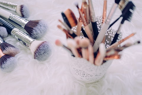 makeup, børste, ting, bokeh, sløring, kit, skønhed, indendørs, Kunst og håndværk, selektiv fokusering, tæt på, make-up børste, valg, stilleben, kreativitet, variation, stor gruppe af objekter, ingen mennesker, høj vinkel visning, bord, håndværk, pensel, skønhedsprodukt, rødme - make-up, søm, manicure, personlige tilbehør, kropspleje og skønhed, 4K, CC0, offentligt domæne, royaltyfrie