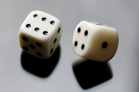 terninger, to, objekt, Spille, nummer, gambling, held, mulighed, fritidsspil, kunstkultur og underholdning, to objekter, studio skud, tre objekter, terningform, gruppe af objekter, fik øje på, lempelse, fritidsaktivitet, indendørs, skåret ud, ingen mennesker, afspejling, tæt på, chancespil, 2K, CC0, offentligt domæne, royaltyfrie