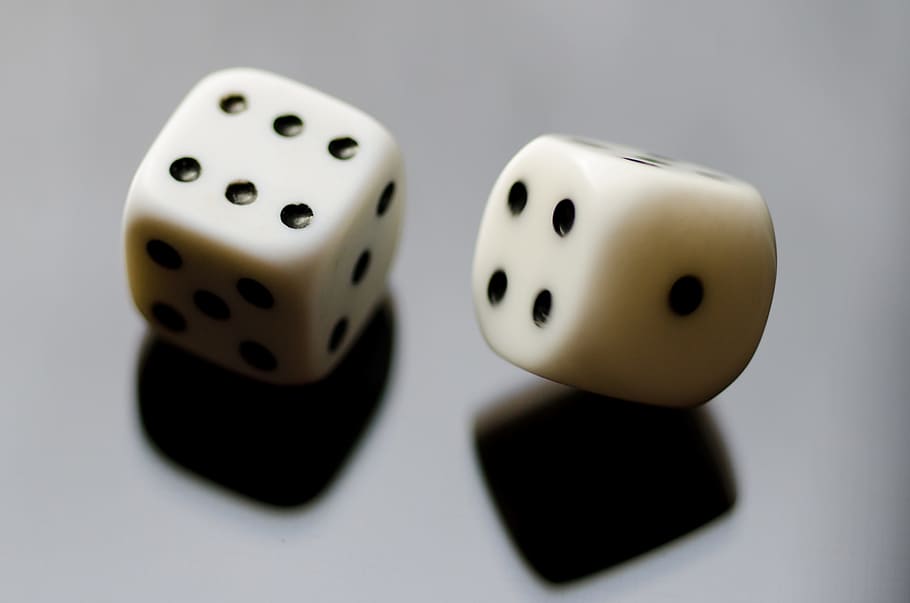 terninger, to, objekt, Spille, nummer, gambling, held, mulighed, fritidsspil, kunstkultur og underholdning, to objekter, studio skud, tre objekter, terningform, gruppe af objekter, fik øje på, lempelse, fritidsaktivitet, indendørs, skåret ud, ingen mennesker, afspejling, tæt på, chancespil, 2K