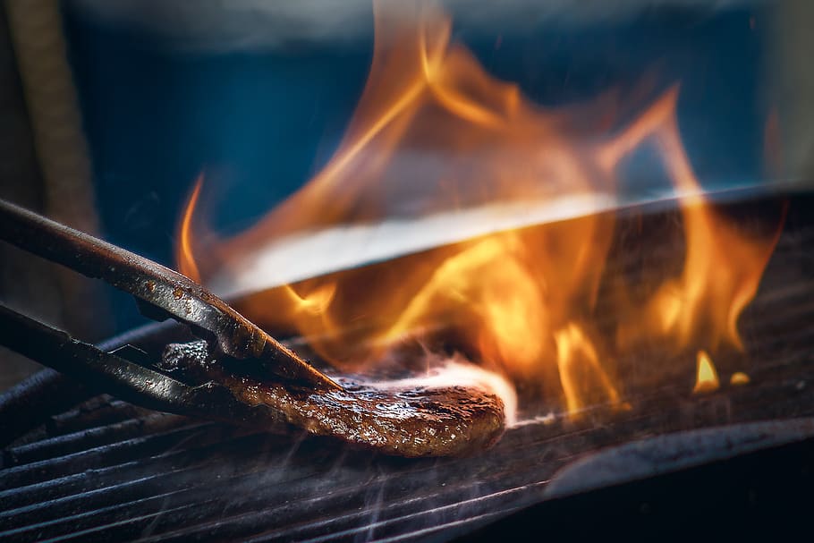 carne, schermo per grigliate, calore - temperatura, ardente, fuoco, fiamma, fuoco - fenomeno naturale, avvicinamento, movimento, natura, in casa, nessuno, colore arancione, legno - materiale, raggiante, fumo - struttura fisica, concentrarsi sulle conoscenze acquisite, movimento sfocato, metallo, legna da ardere, preparazione, cartello, fiammifero, industria dei metalli, 5K