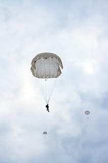 azul, buceo, extremo, que cae, volar, volantes, dom, saltando, hombres, paracaídas, paracaidismo, paracaidista, persona, cielo, saltar en paracaídas, paracaidistas, deporte, aire, volador, aventuras, vista de ángulo bajo, Deportes extremos, nube - cielo, transporte, parapente, naturaleza, día, persona irreconocible, libertad, vehículo aéreo, actividad de ocio, gente real, regocijo, alegría, al aire libre, parasailing, 2K, CC0, dominio público, libre de derechos