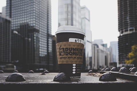 Dunkin donuts cup cup, arquitectura, estructura construïda, ciutat, text, exterior de l'edifici, guió occidental, exterior d’edifici d’oficines, edifici, comunicació, primer pla, dia, gratacels, cap gent, centrar-se en primer pla, beure, alta - alta, menjar i beguda, vida de ciutat, a l'aire lliure, torre, 5K, CC0, domini públic, lliure de regalies