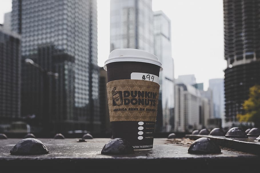 Dunkin donuts cup cup, arquitectura, estructura construïda, ciutat, text, exterior de l'edifici, guió occidental, exterior d’edifici d’oficines, edifici, comunicació, primer pla, dia, gratacels, cap gent, centrar-se en primer pla, beure, alta - alta, menjar i beguda, vida de ciutat, a l'aire lliure, torre, 5K