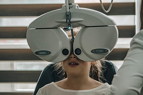 Weiß, Augenprüfmaschine, Person, Mensch, Menschen, Brille, Augenarzt, Maschine, Kind, Optiker, Augenuntersuchung, Optik, grau, Auge, Fitness, Gesundheit, durchsuchen, Sonnenbrille, Phobie, Schrecken, Kopfschuss, eine Person, echte Menschen, Frau, Lebensstile, Porträt, Erwachsene, Vorderansicht, Freizeitbeschäftigung, drinnen, Reflexion, junge Frau, Mode, suchen, Frauen, Tag, verdecktes Gesicht, 5K, CC0, gemeinfrei, lizenzfrei