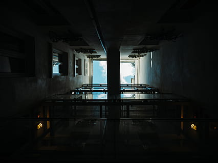 habitació il·luminada buida, pis, sòls, passadís, a l'interior, habitació, arquitectura, edifici, escala, resum, circular, cap amunt, escales, França, cercle, línies, passos, oblonga, metall, línies capdavanteres, pols, estructura construïda, cap gent, dia, connexió, transport, columna arquitectònica, pont, naturalesa, pont - estructura feta per l'home, sostre, il·luminat, barana, reflexió, buit, sota, 4K, CC0, domini públic, lliure de regalies