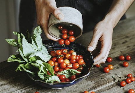 la personne, en mettant, tomates, bol, ajouter, tomates cerises, fermer, tasse, aliments, Frais, vert, mains, en bonne santé, homme, assiette, verser, rouge, salade, épinard, légume, végétarien, bois, en bois, Nourriture et boisson, alimentation saine, bien-être, fraîcheur, une personne, tomate, main humaine, fruit, main, partie du corps humain, en portant, à l'intérieur, grand groupe d'objets, mode de vie sain, journée, bois - matériau, biologique, préparation, mûr, 2K, CC0, domaine public, libre de droits