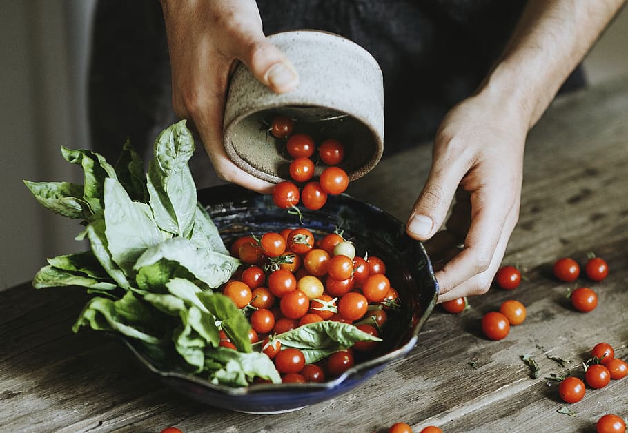 persona, posar, tomàquets, bol, afegint, tomàquets cherry, primer pla, tassa, menjar, fresc, verd, mans, saludable, home, placa, abocament, vermell, amanida, espinacs, vegetals, vegetarià, fusta, menjar i beguda, alimentació saludable, benestar, frescor, una persona, tomàquet, mà humana, fruita, mà, part del cos humà, celebració, a l'interior, gran grup d'objectes, estil de vida saludable, dia, material de fusta, orgànic, preparació, madur, 2K